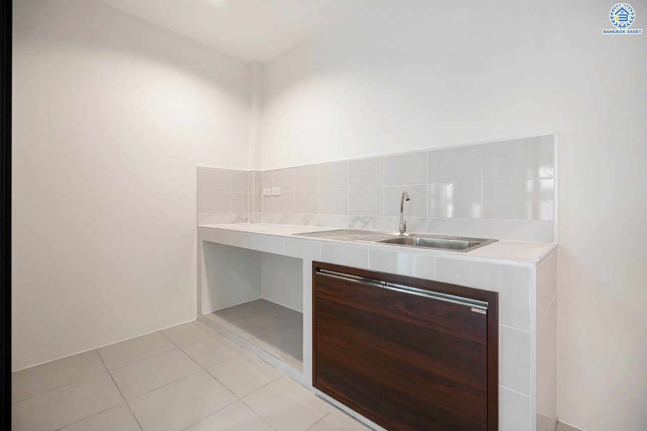 บ้านมือสองตกแต่งใหม่ โครงการ บูรพาวิลล่า3 บรมราชชนนี เนื้อที่ 60 ตร.ว. ฟังก์ชันครบ 4 ห้องนอน 3 ห้องน้ำ 1 ห้องอเนกประสงค์ 2 ที่จอดรถ บ้านสวยสภาพดี พร้อมเข้าอยู่ บนทำเลศักยภาพเข้า-ออกได้หลายเส้นทาง ใกล้รถไฟฟ้าสายสีน้ำเงิน "สถานีไฟฉาย" และทางด่วน "ศรีรัช"